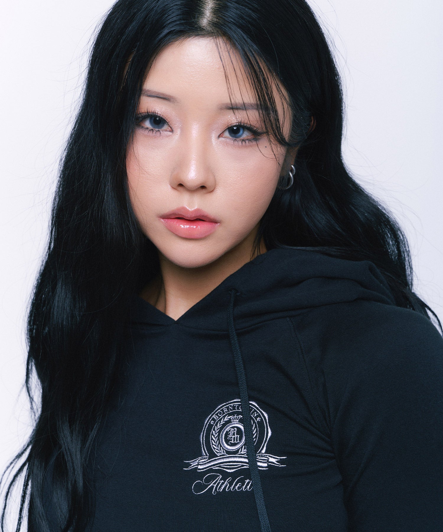 ATHLETIC EMBLEM SLIM HOODIE [BLACK] Secondary image