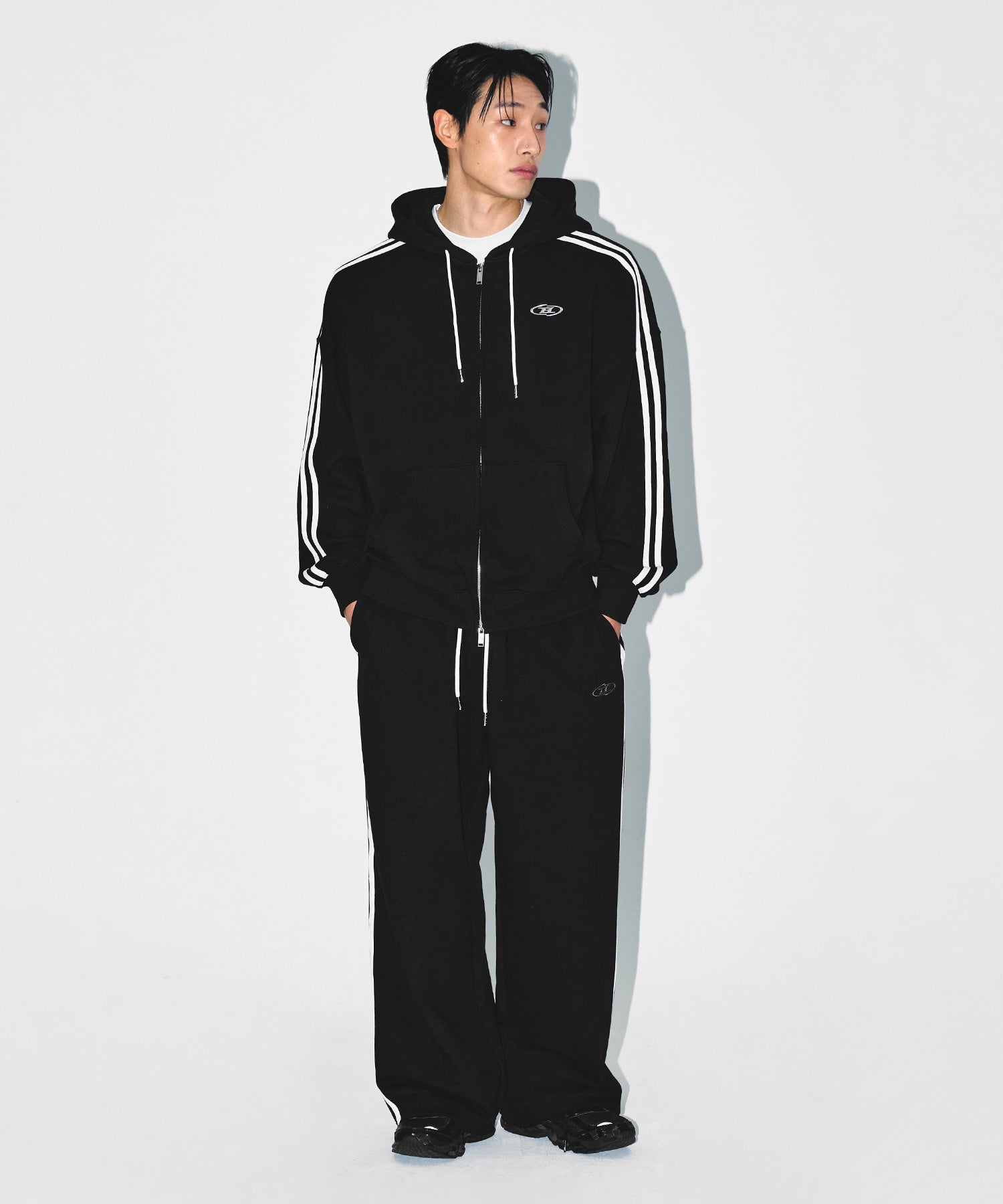 CHROME B TRACK LINE SEMI WIDE PANTS [BLACK]