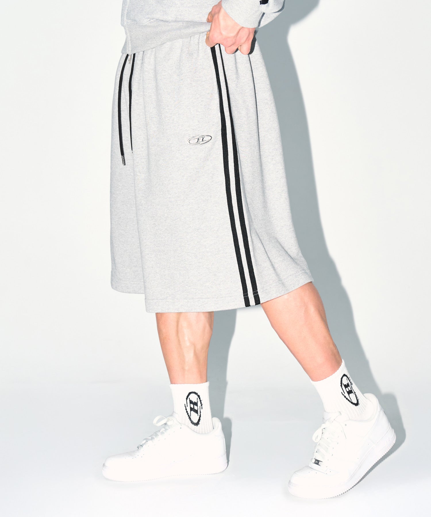 CHROME B TRACK LINE BERMUDA PANTS [MELANGE GREY] Secondary image