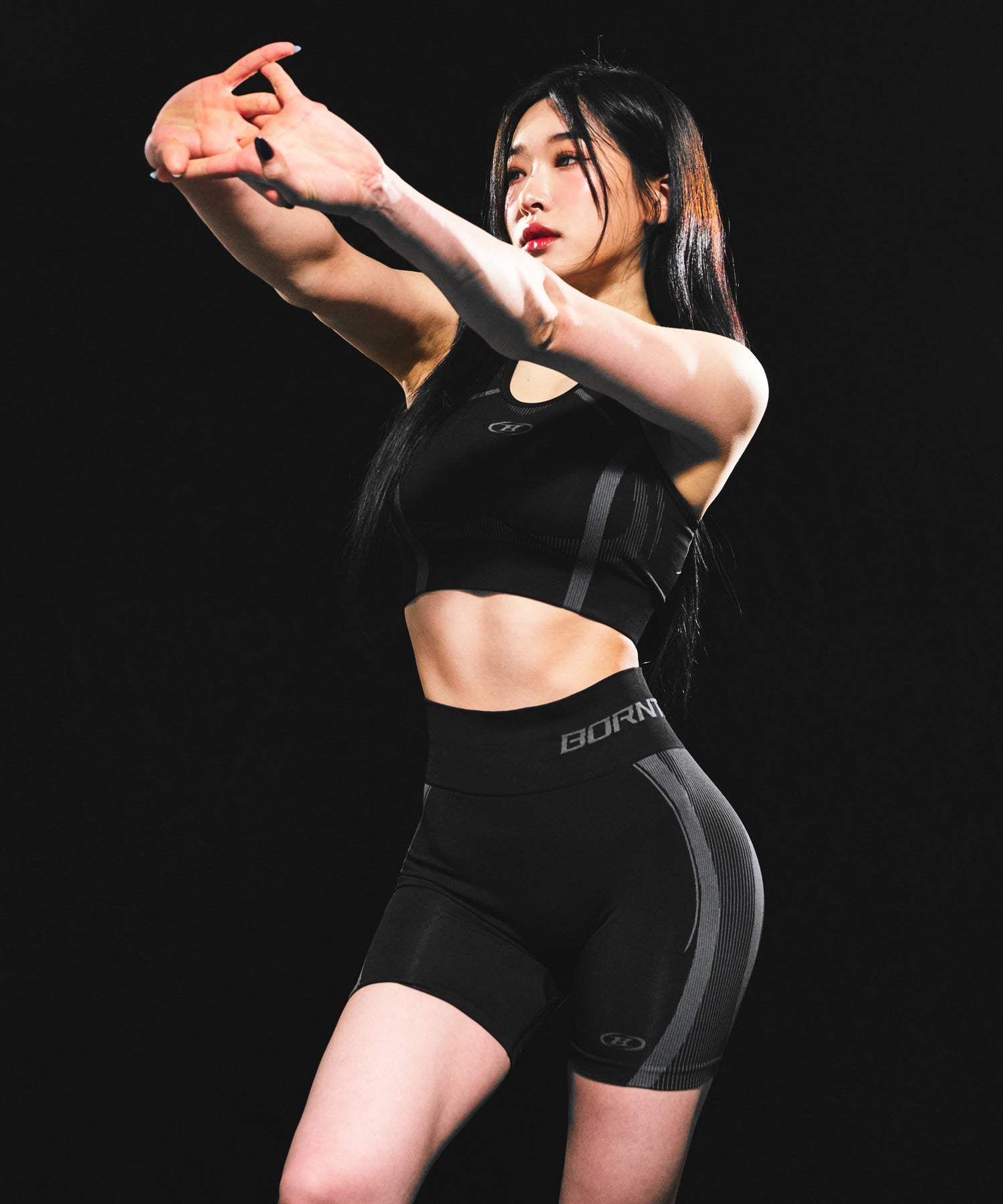 W SYMBOL B ECLIPSE SEAMLESS BRA TOP [BLACK] Main image