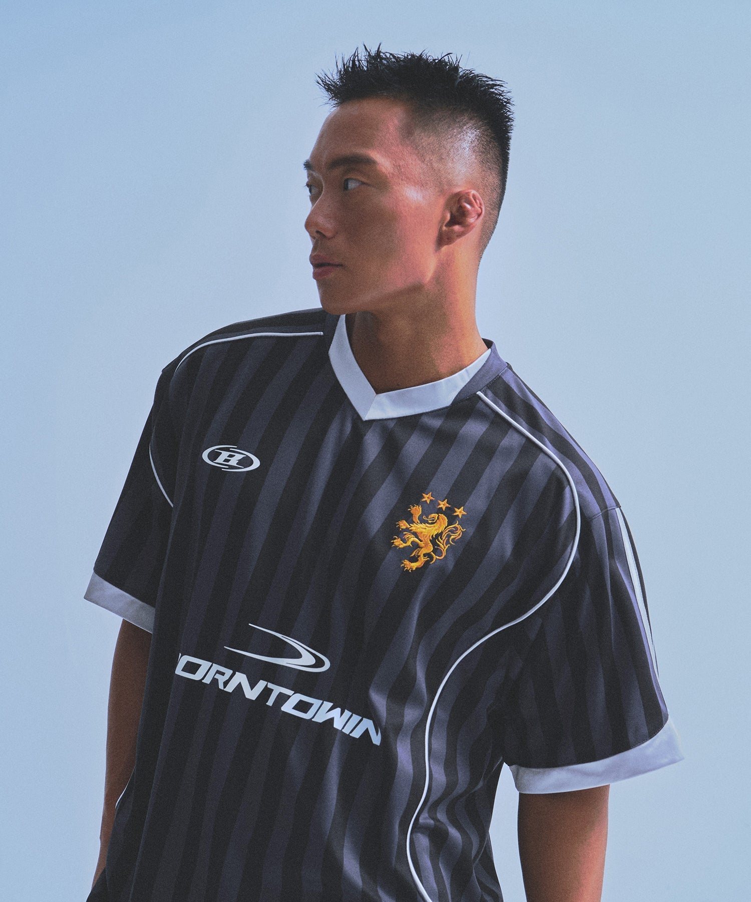 SYMBOL B SOCCER STRIPE JERSEY [BLACK]