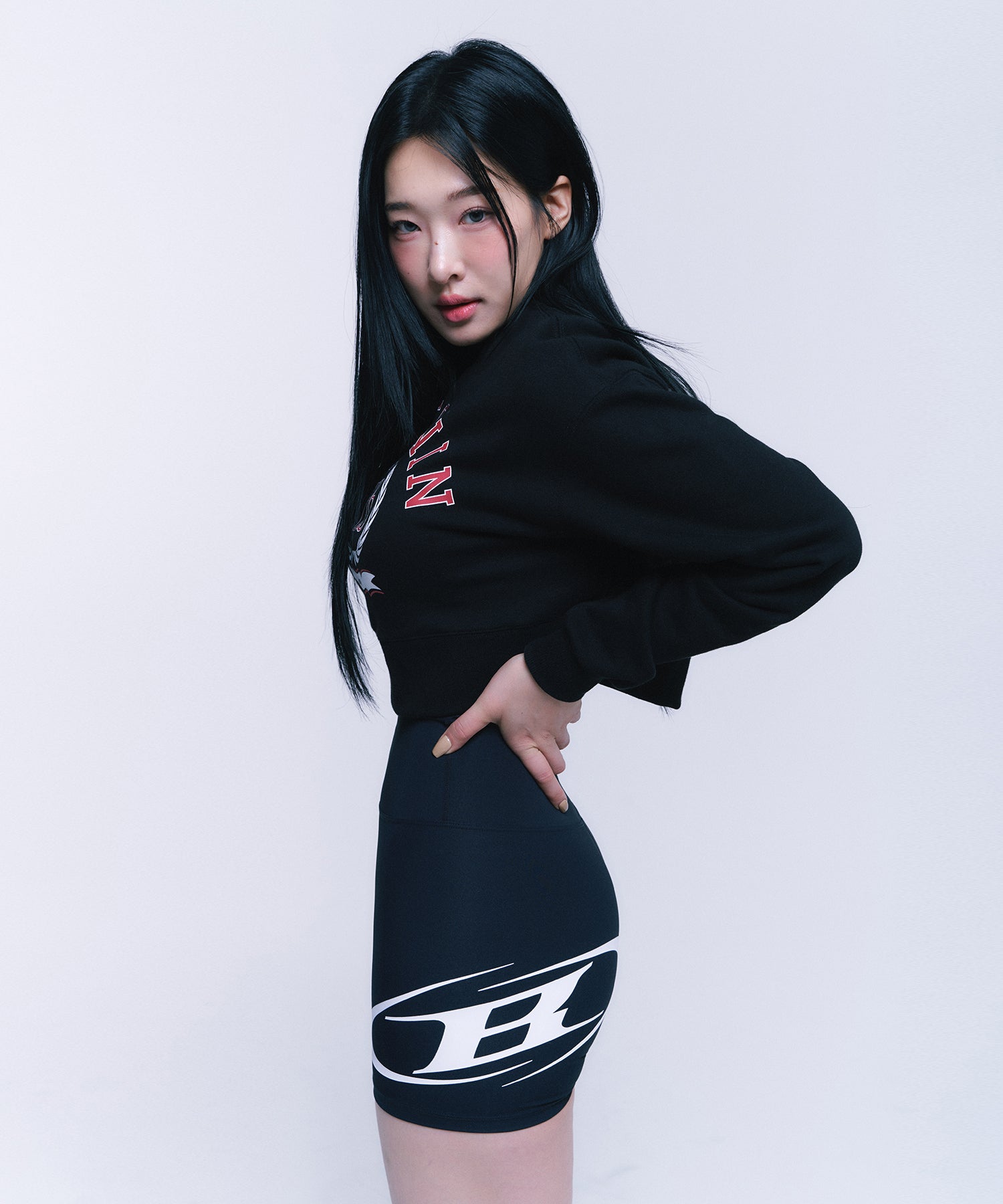 DOUBLE B EMBLEM CROP SWEATSHIRTS [BLACK] Secondary image