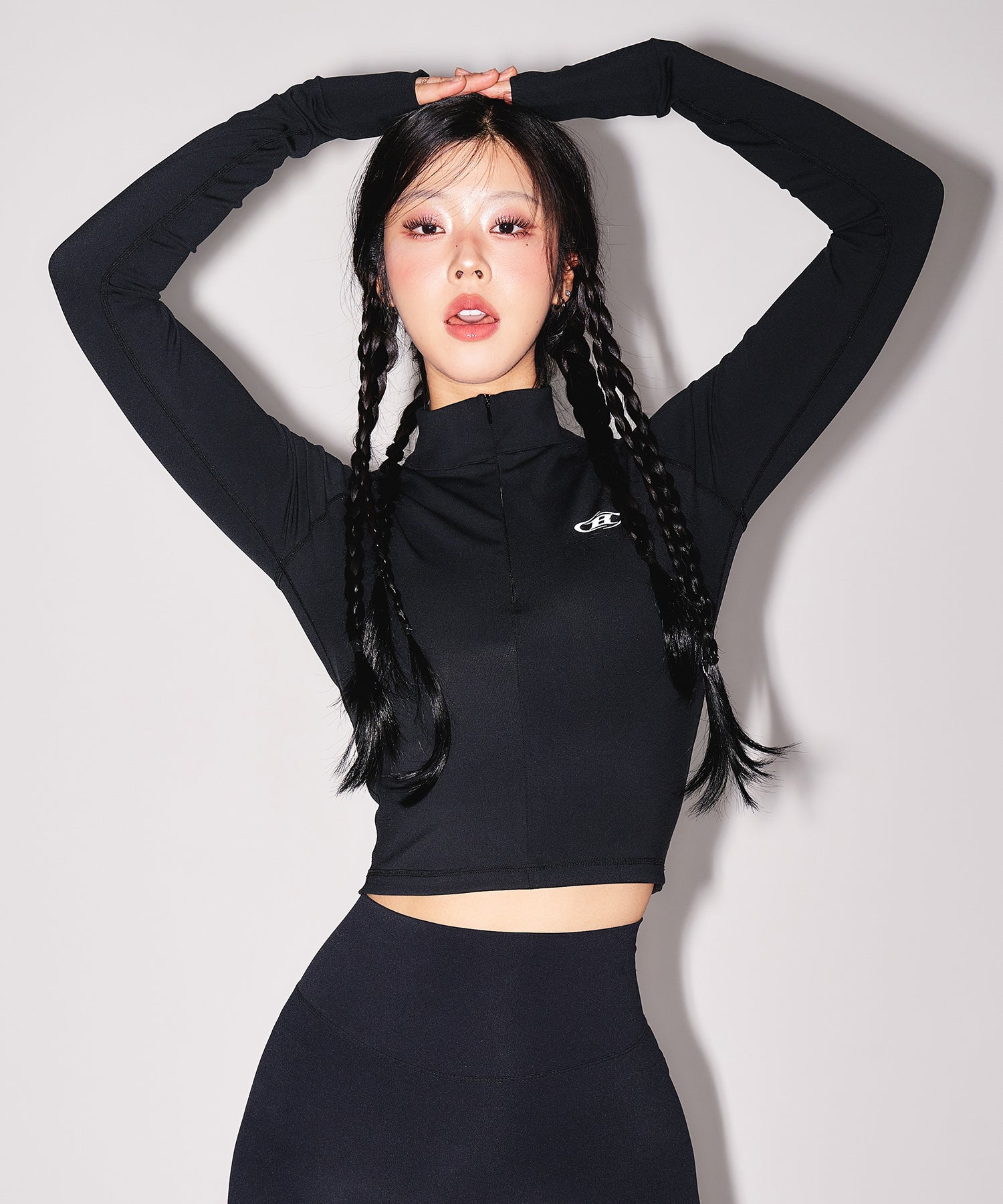 W SYMBOL B MESH HALF ZIP-UP LONG SLEEVE [BLACK]