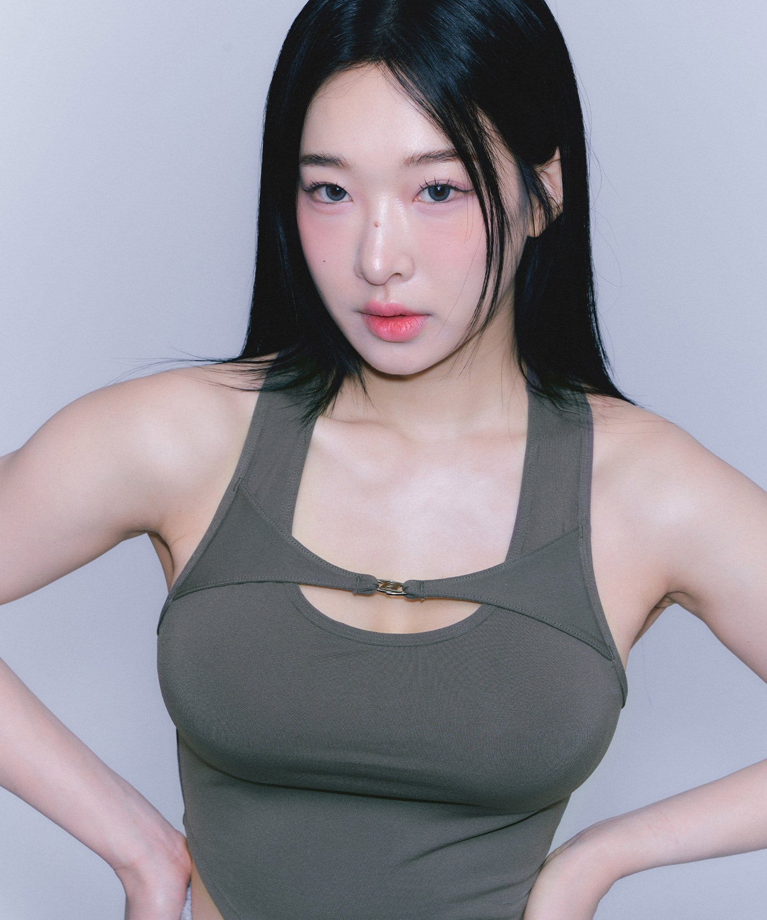 B BUCKLE CUT-OUT CROP SLEEVELESS [KHAKI] Main image