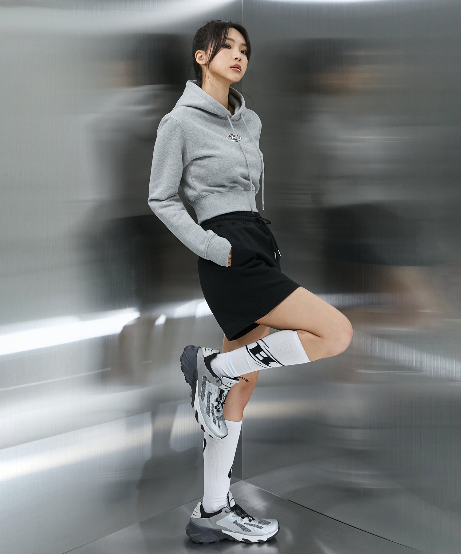 BIG CHROME B LOGO CROP HOODIE [MELANGE GREY] Secondary image