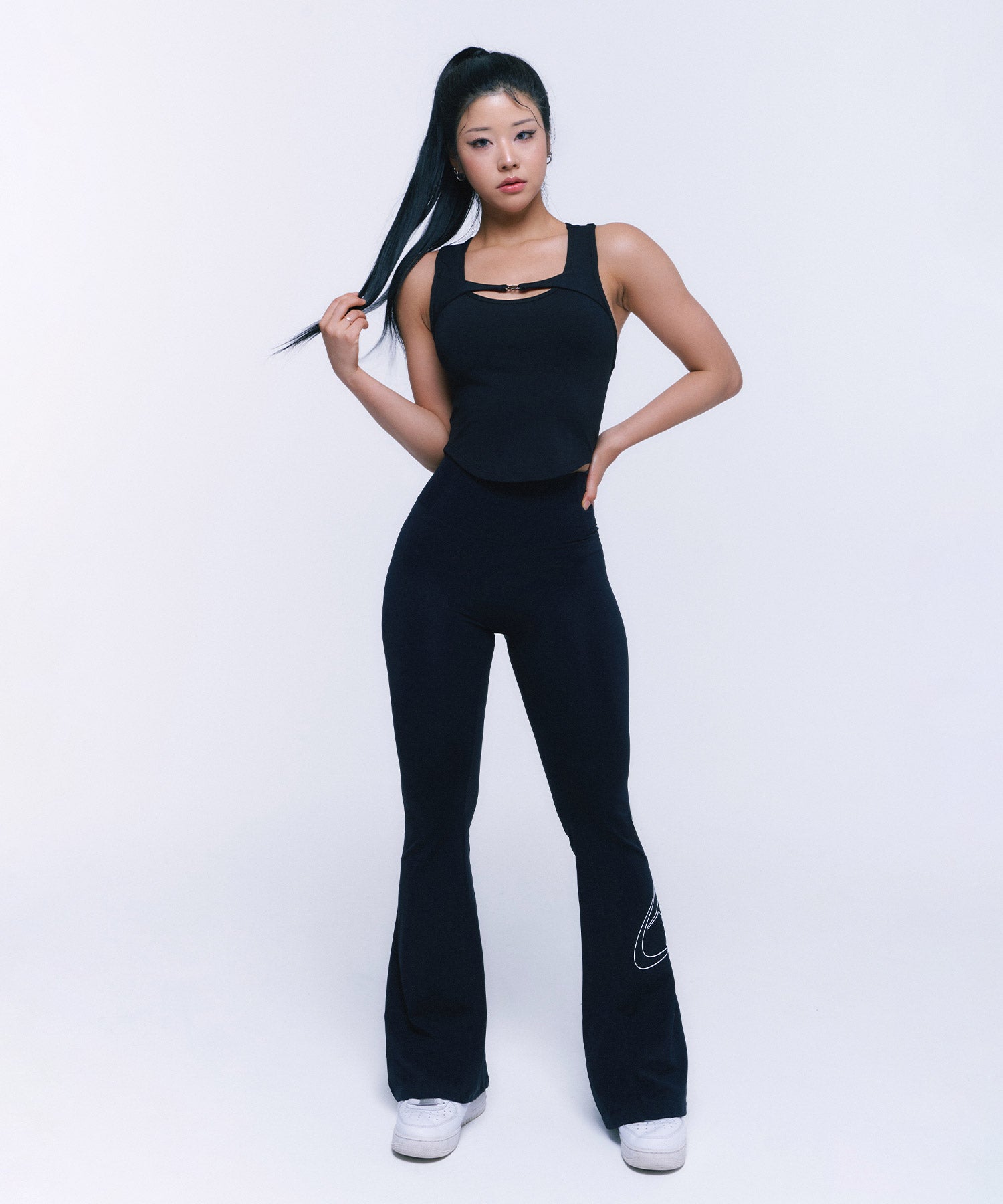 B BUCKLE CUT-OUT CROP SLEEVELESS [BLACK] Secondary image