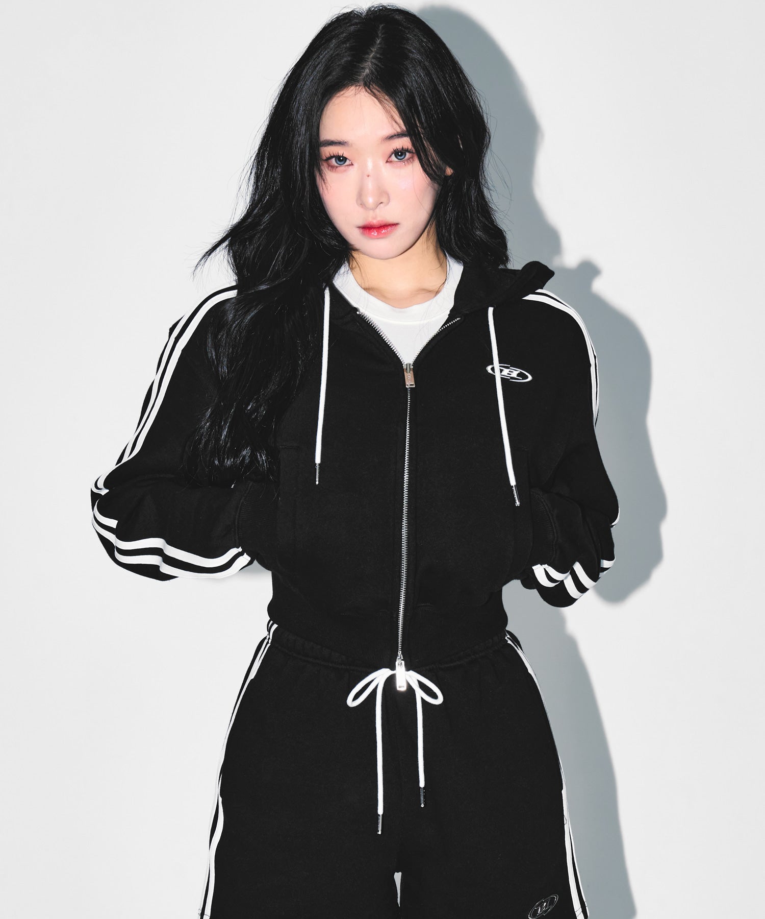 W CHROME B TRACK LINE CROP HOODIE ZIP-UP [BLACK] Main image