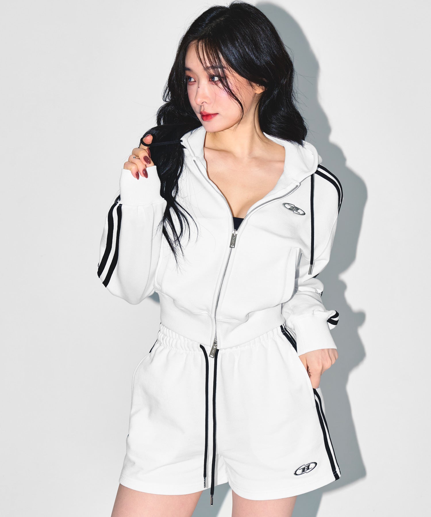 W CHROME B TRACK LINE CROP HOODIE ZIP-UP [WHITE] Main image