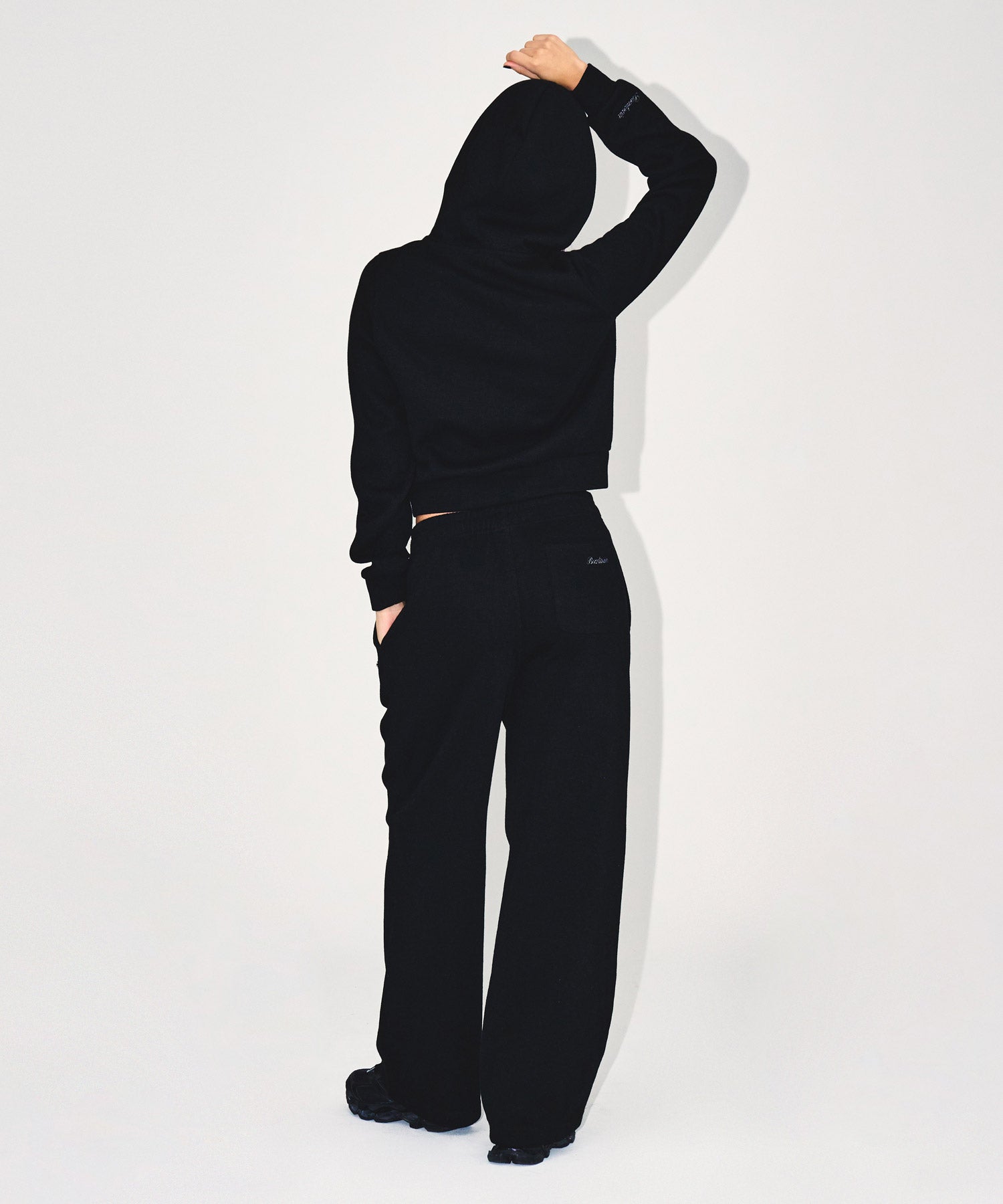 W KNIT LIKE SEMI CROP HOODIE ZIP-UP [BLACK]