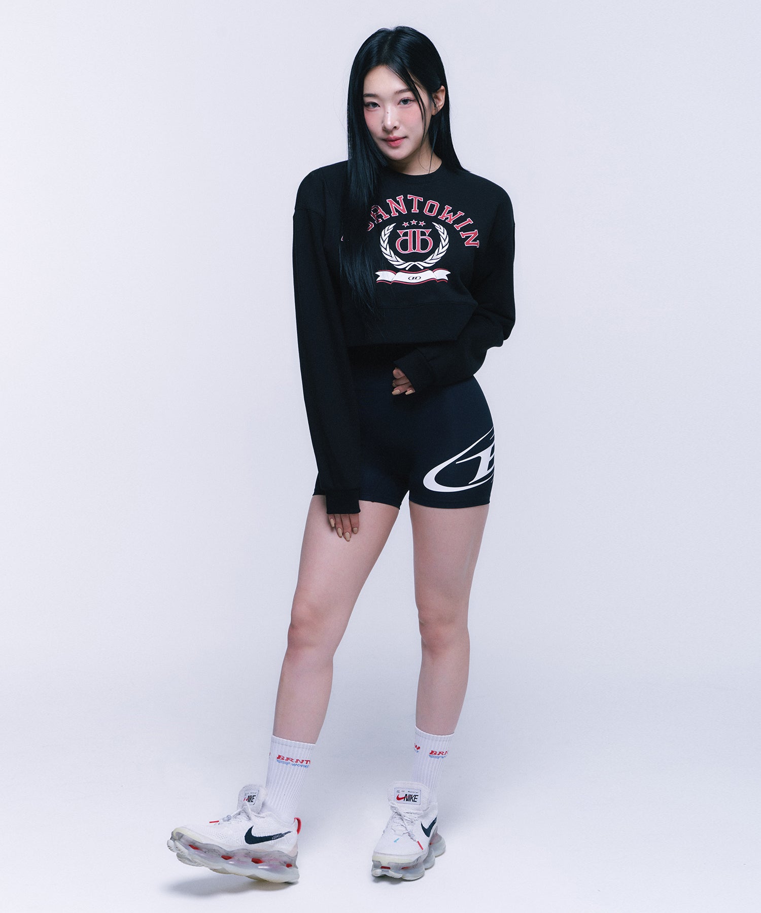 DOUBLE B EMBLEM CROP SWEATSHIRTS [BLACK] Main image