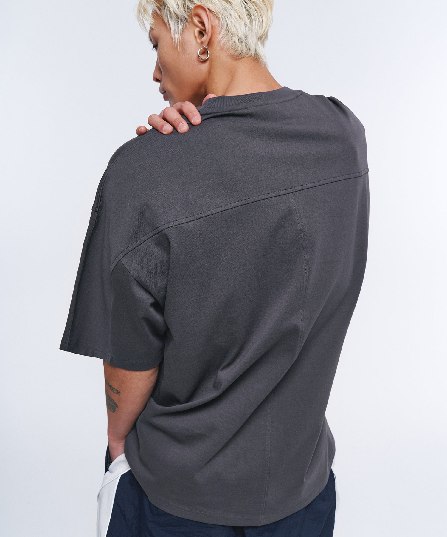 DEPT BACK CUTTING SEMI OVER FIT T-SHIRTS [CHARCOAL] Secondary image