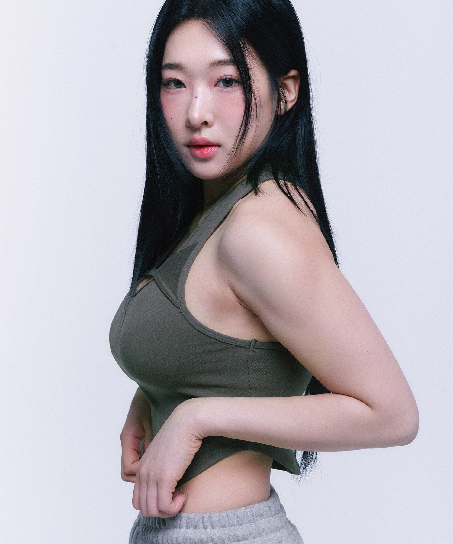 B BUCKLE CUT-OUT CROP SLEEVELESS [KHAKI] Secondary image