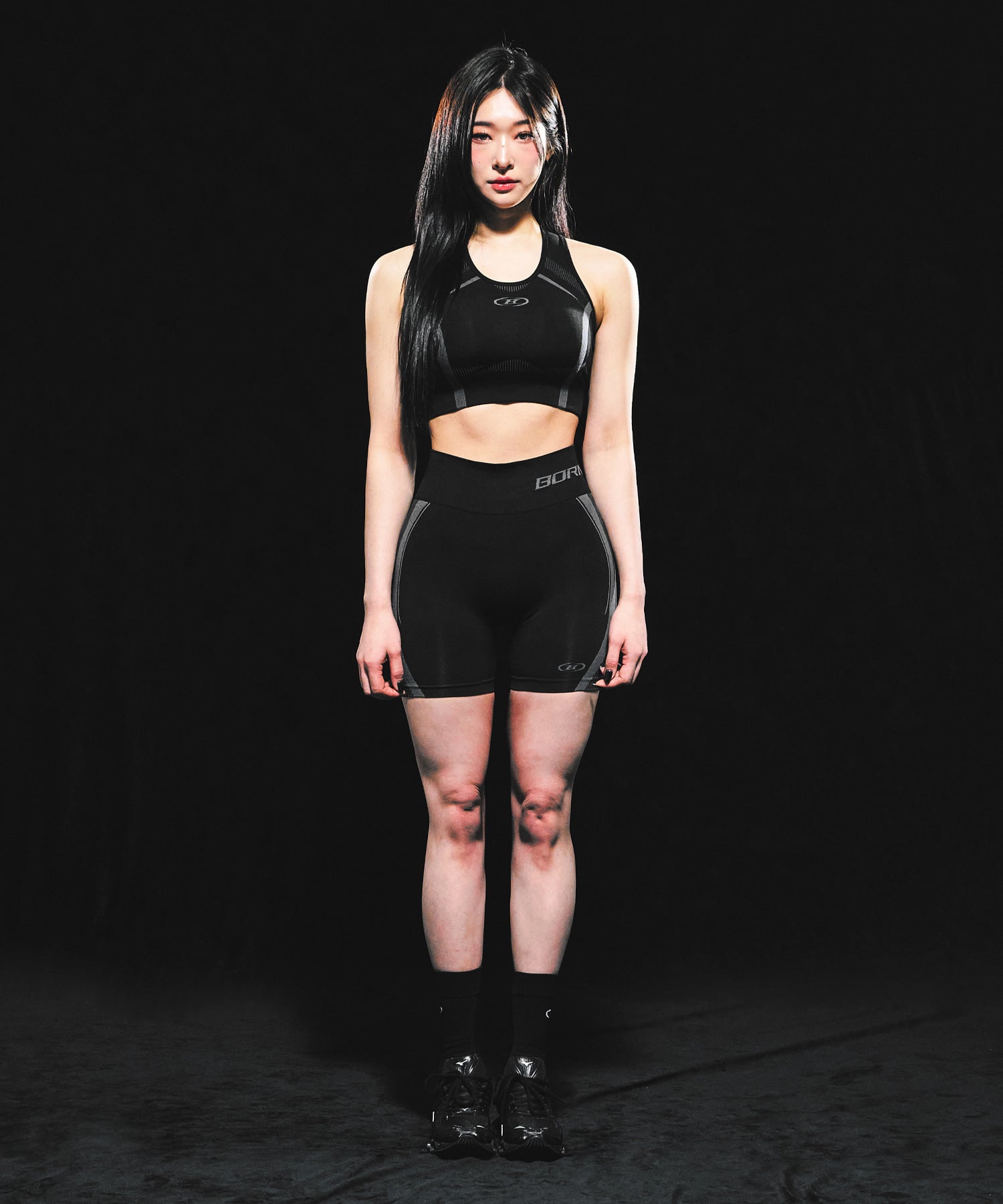 W SYMBOL B ECLIPSE SEAMLESS 3.5 BIKER SHORTS [BLACK] Secondary image