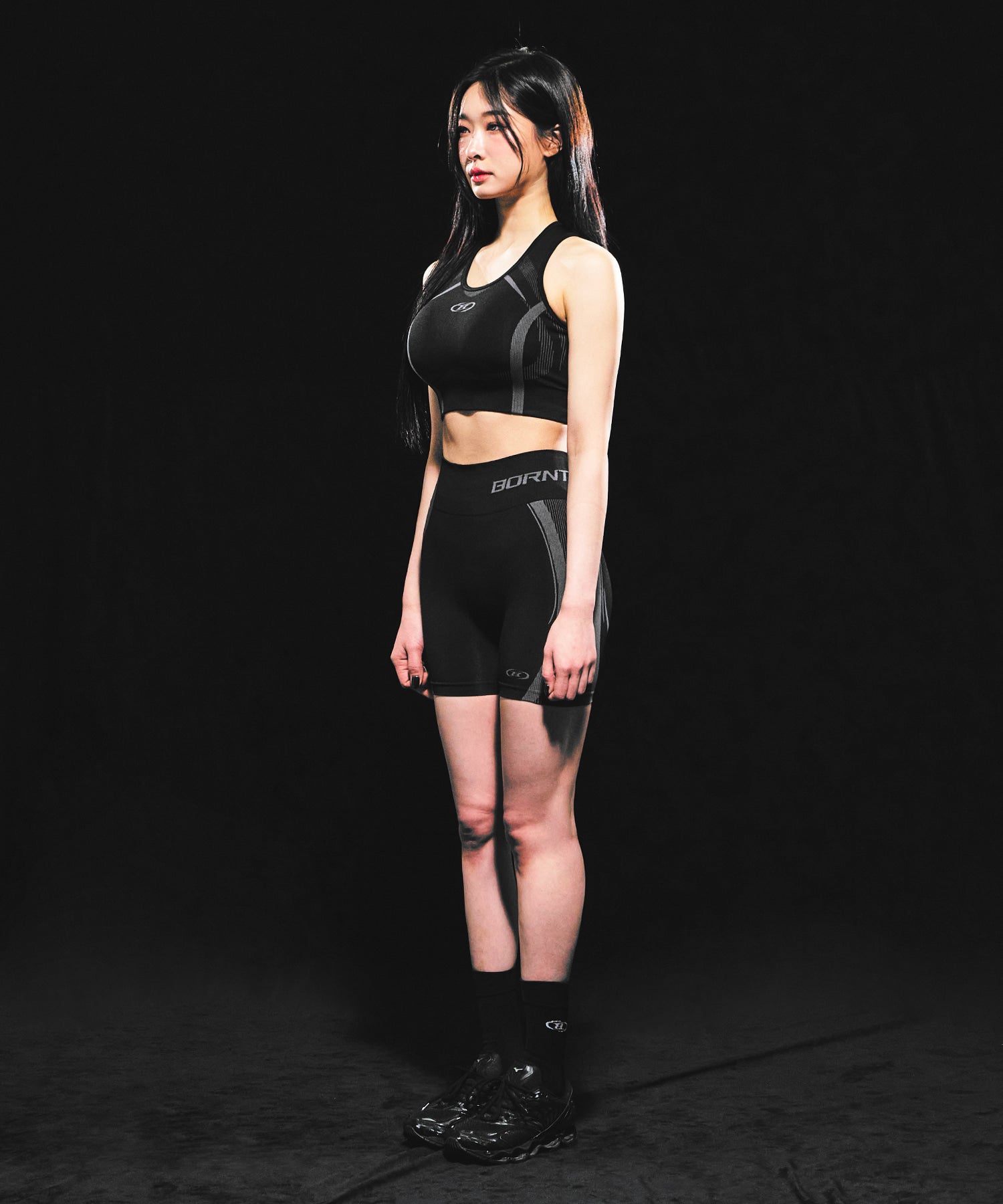 W SYMBOL B ECLIPSE SEAMLESS BRA TOP [BLACK]