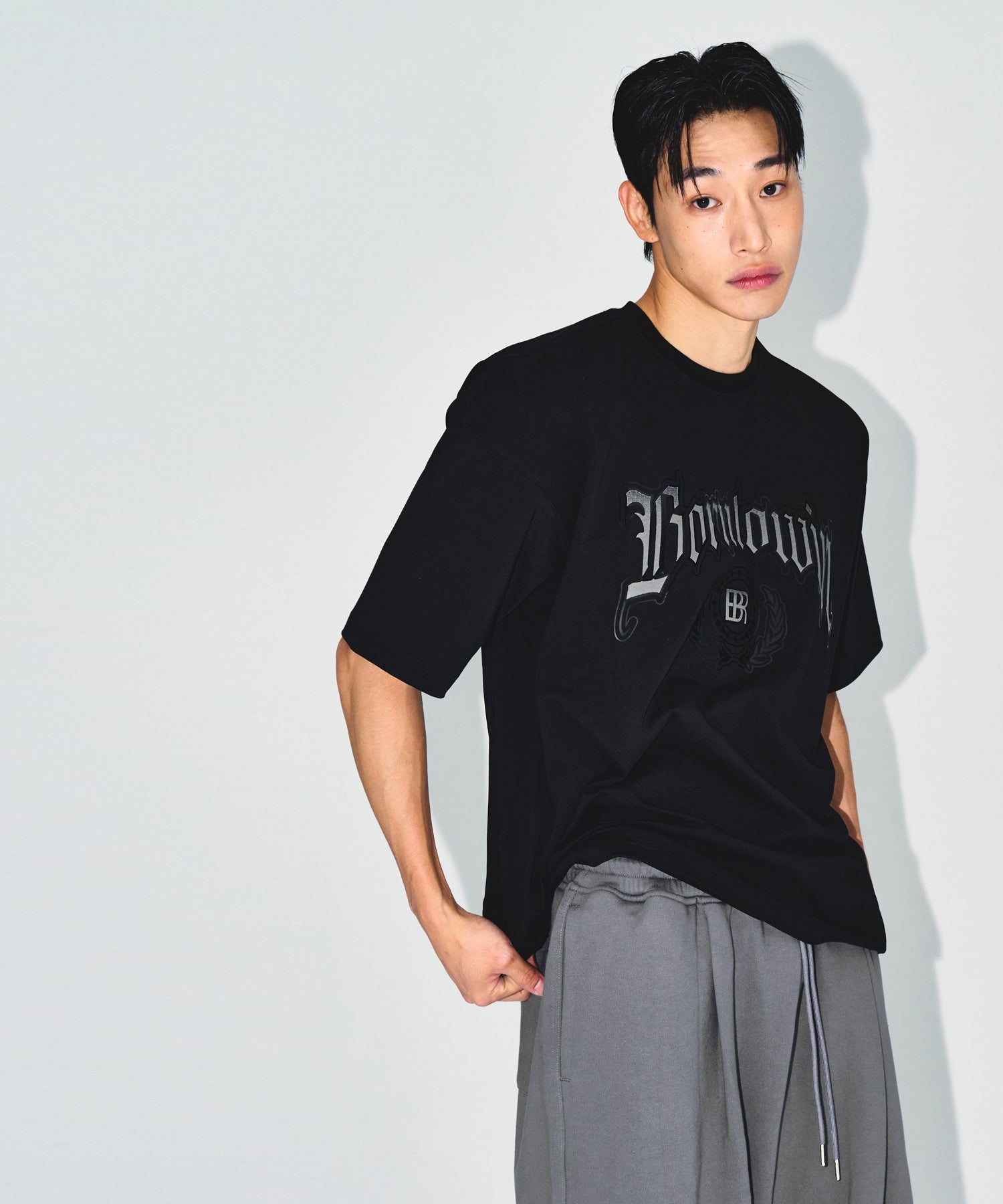 EMBLEM LOGO SEMI OVER FIT T-SHIRTS [BLACK] Main image