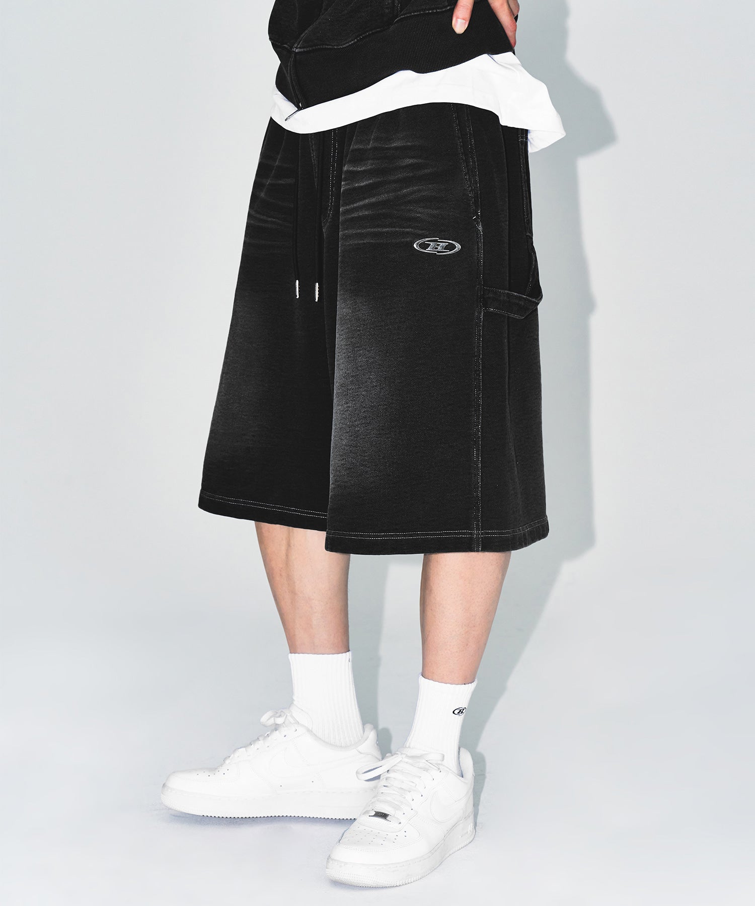 DENIM LIKE CARPENTER BERMUDA PANTS [BLACK DENIM] Main image