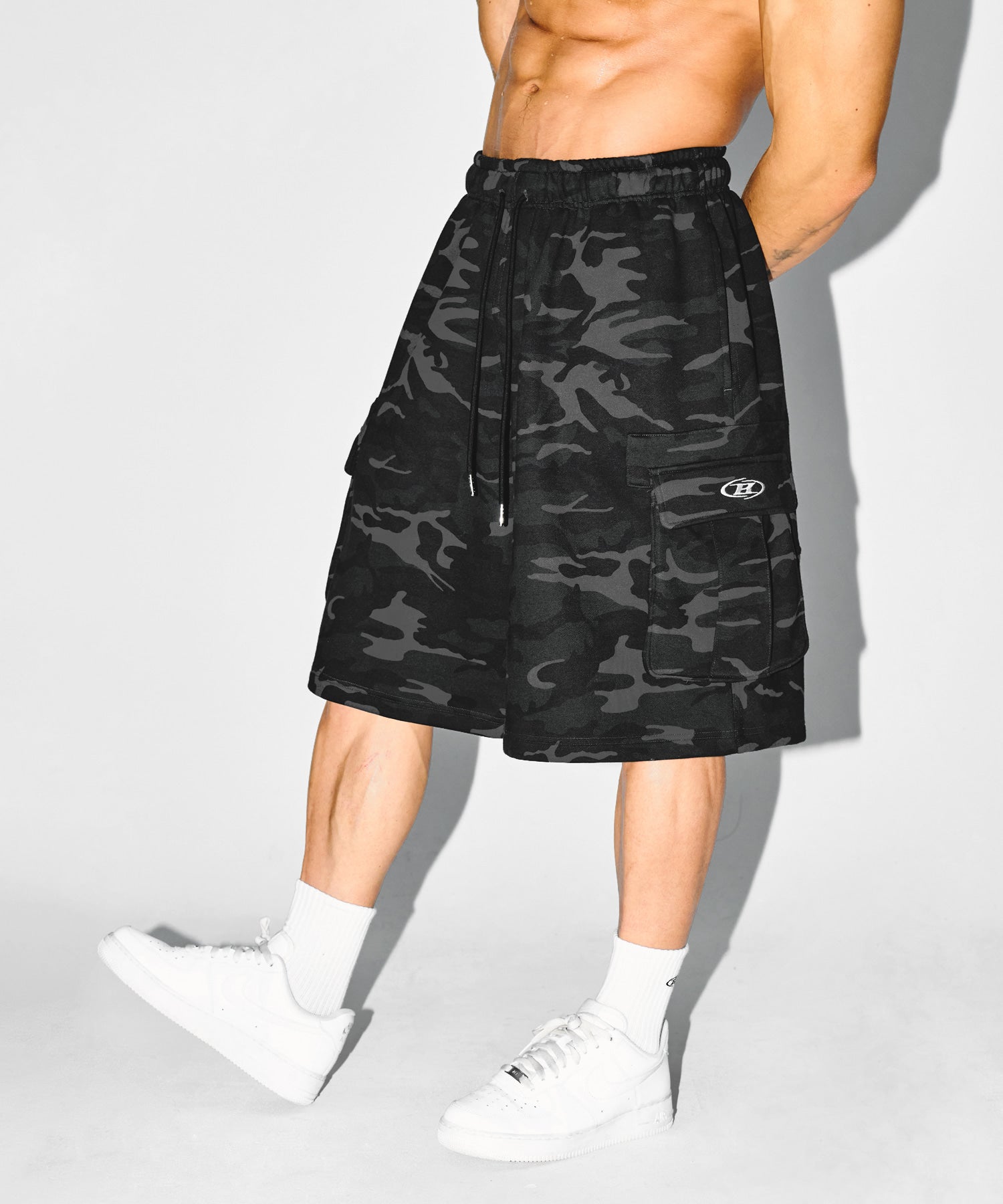 WINNER CAMO CARGO BERMUDA PANTS [BLACK CAMO]