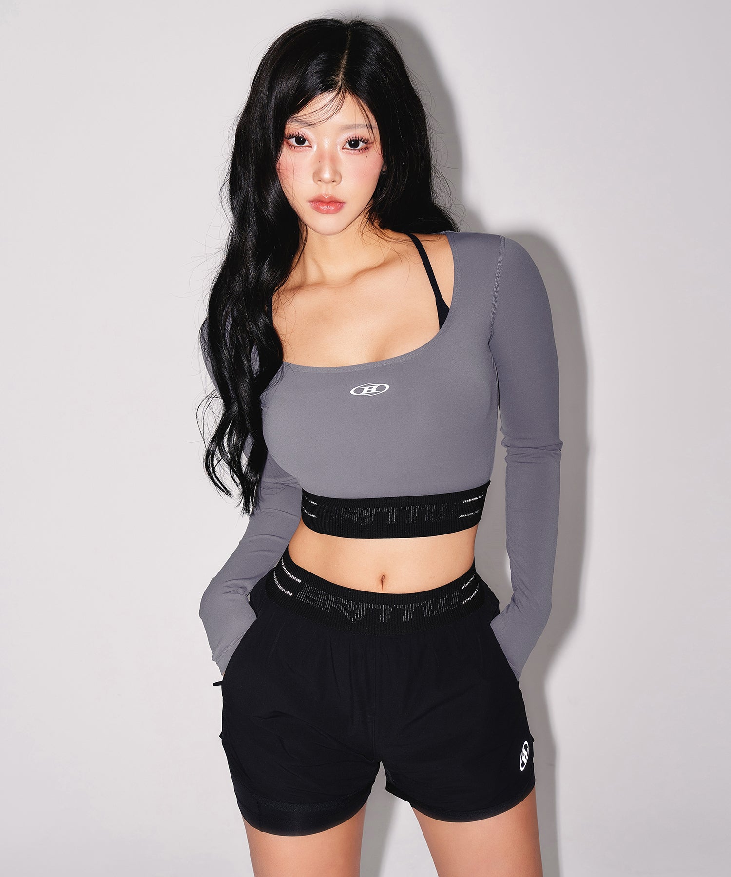 W REFLECTIVE OUT BAND CROP LONG SLEEVE [CHARCOAL] Main image