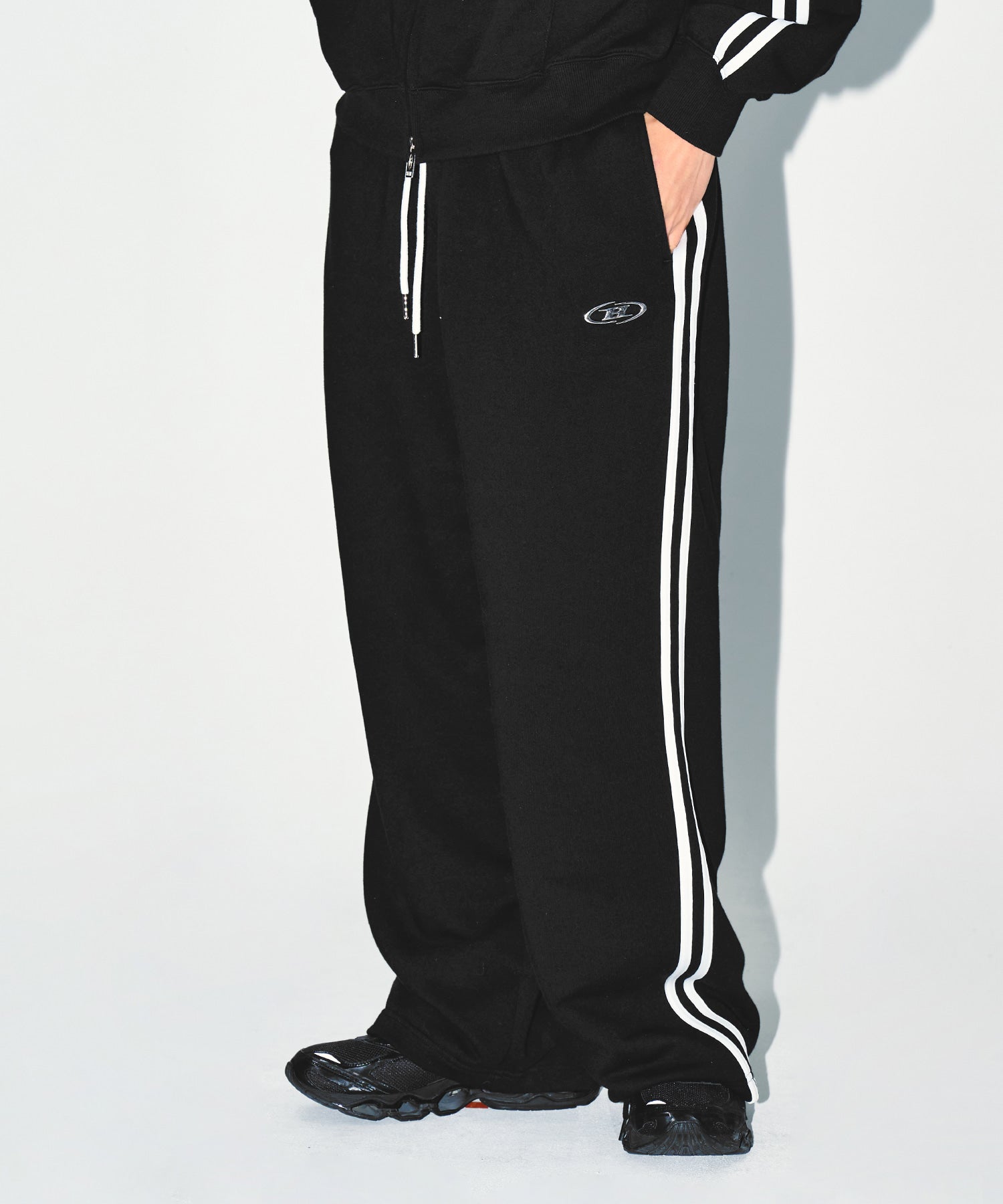CHROME B TRACK LINE SEMI WIDE PANTS [BLACK] Main image