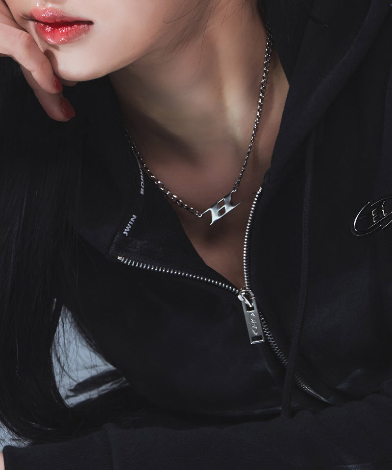 SURGICAL BOLD B NECKLACE [SILVER] Secondary image