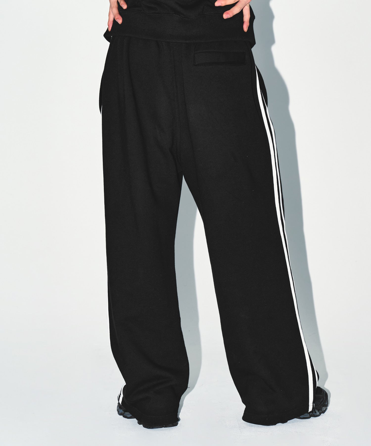 CHROME B TRACK LINE SEMI WIDE PANTS [BLACK] Secondary image