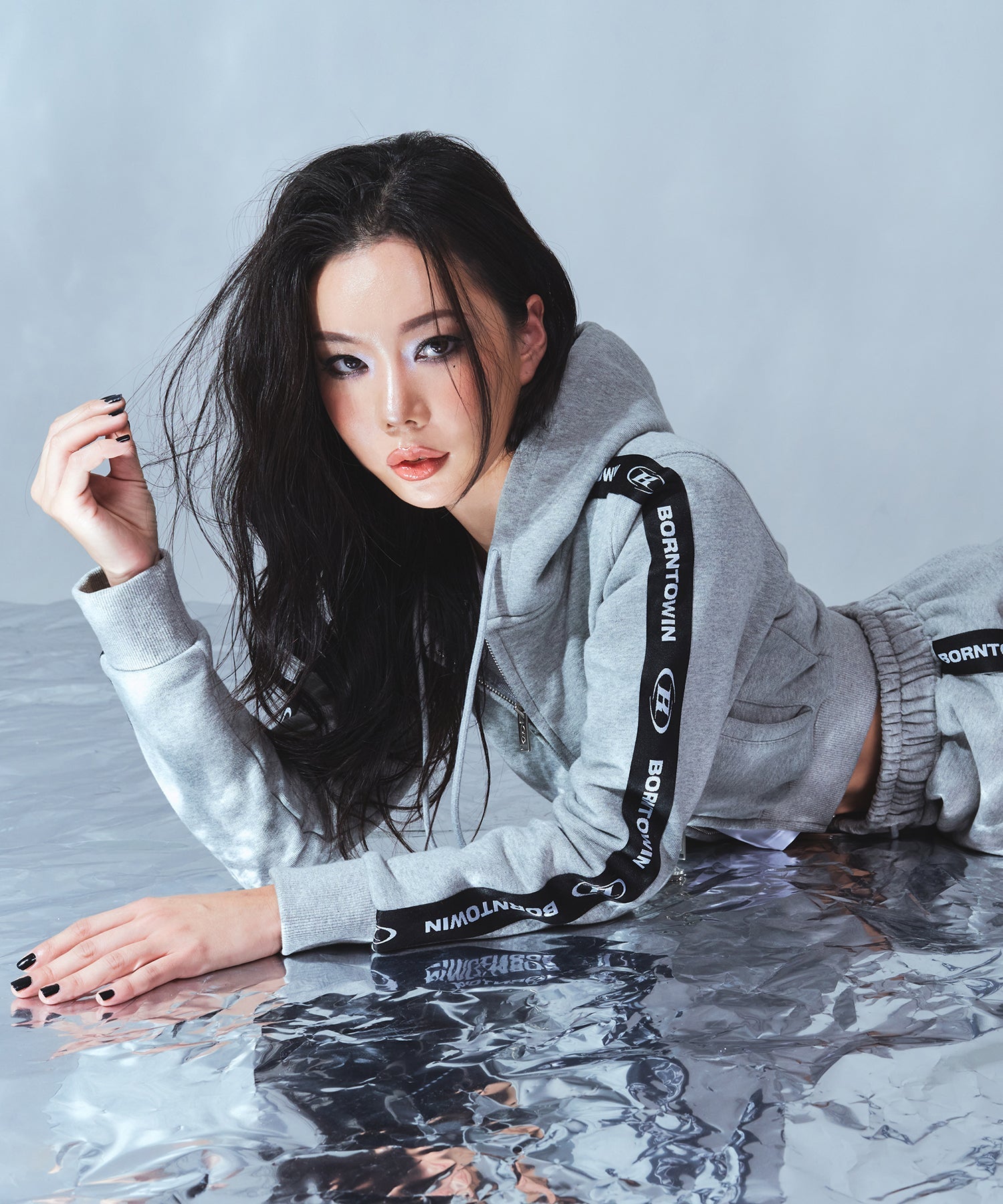 CHROME B BLACK LINE CROP ZIP-UP HOODIE [BLACK]