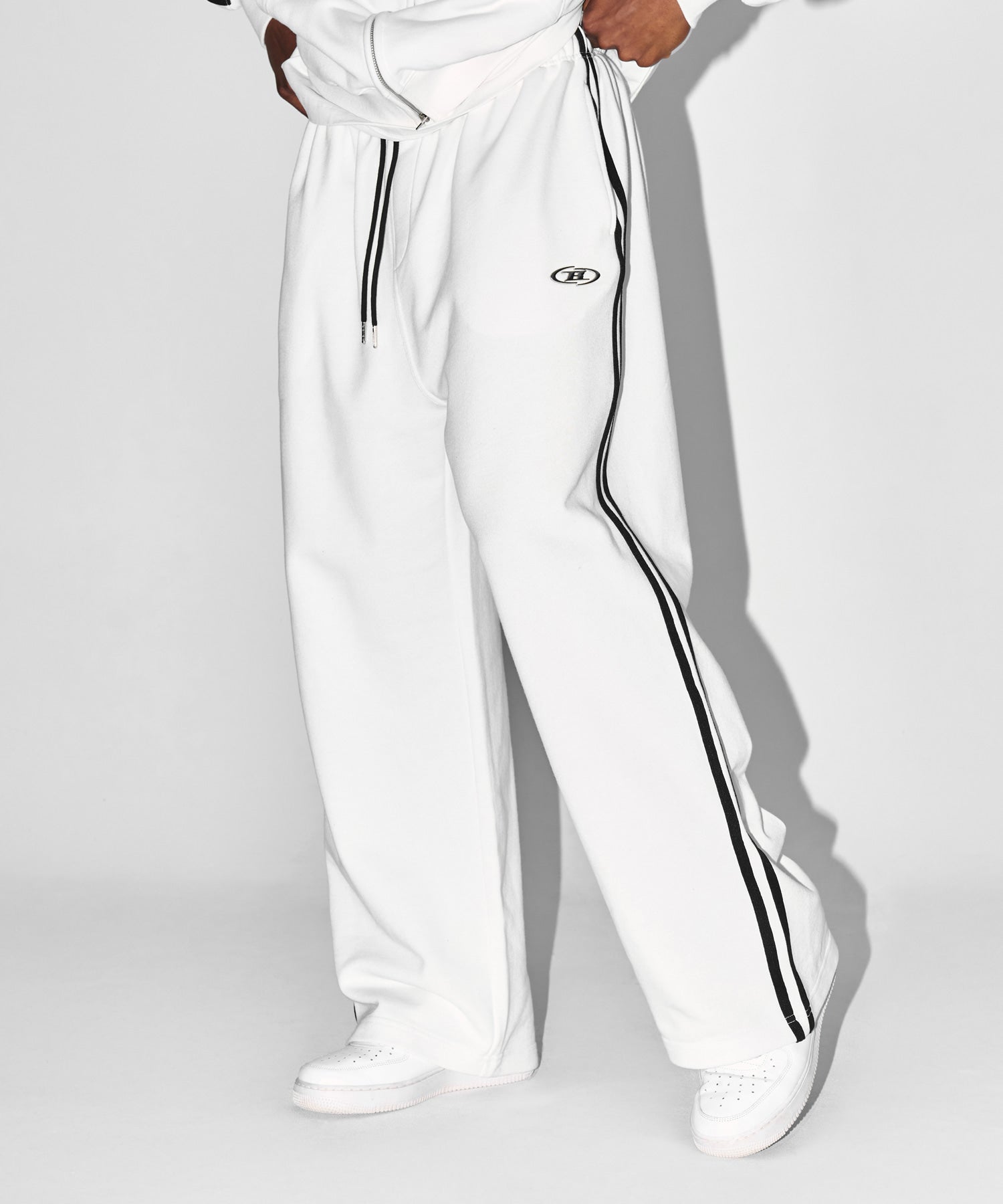 CHROME B TRACK LINE SEMI WIDE PANTS [WHITE] Main image