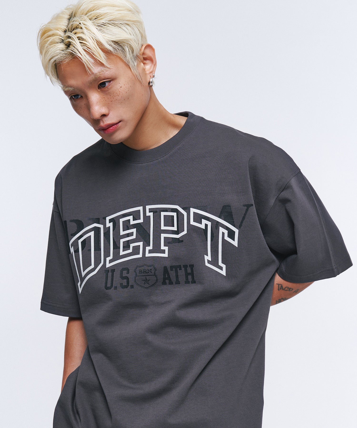 DEPT BACK CUTTING SEMI OVER FIT T-SHIRTS [CHARCOAL] Main image