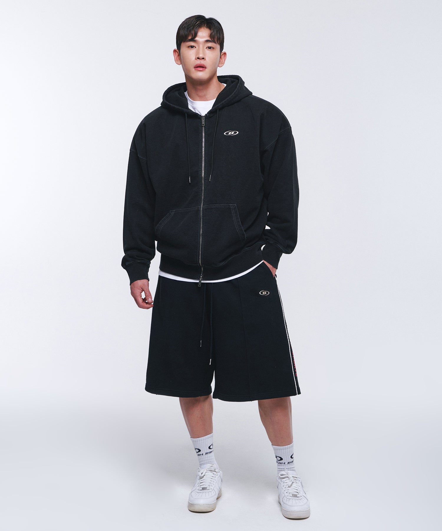 SIDE TWO TUCK BERMUDA PANTS [BLACK] Secondary image