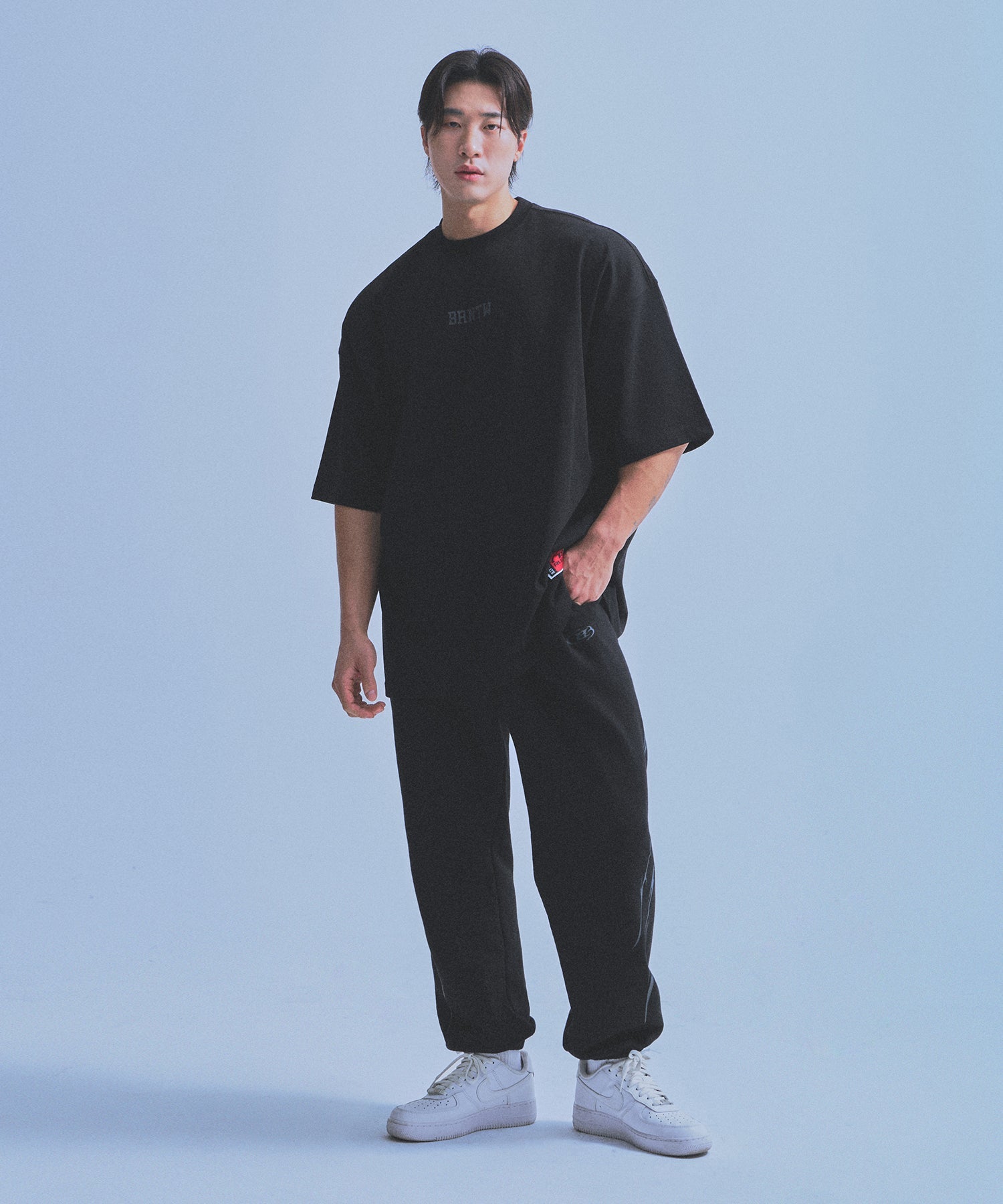 85 BACK LOGO EXTRA FIT T-SHIRTS [BLACK] Secondary image